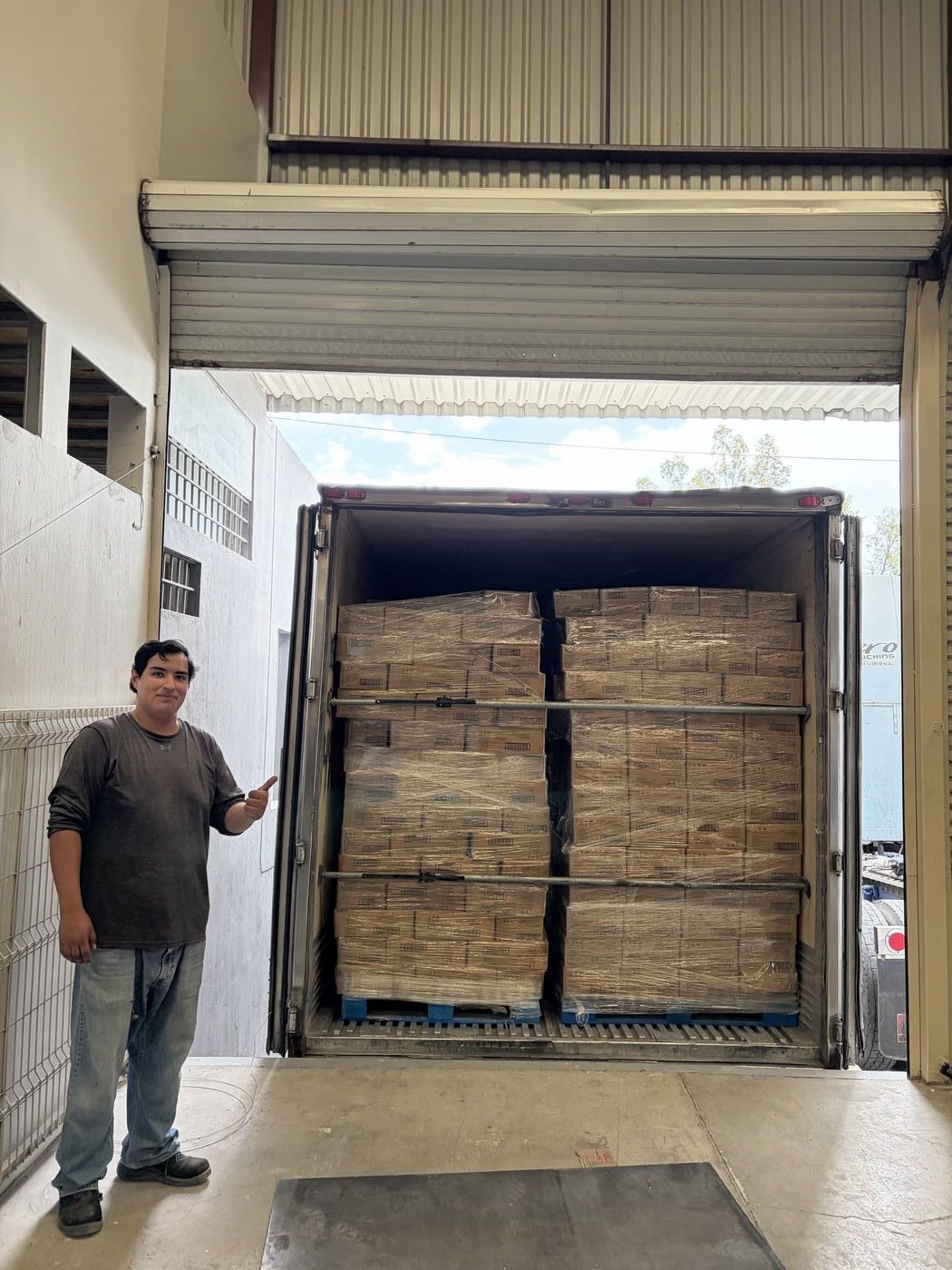 Tráiler cargado con tarimas completas