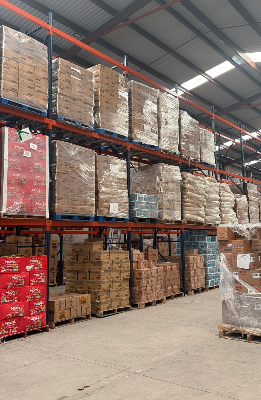 Racks con tarimas de producto en el CEDIS de Zapopan